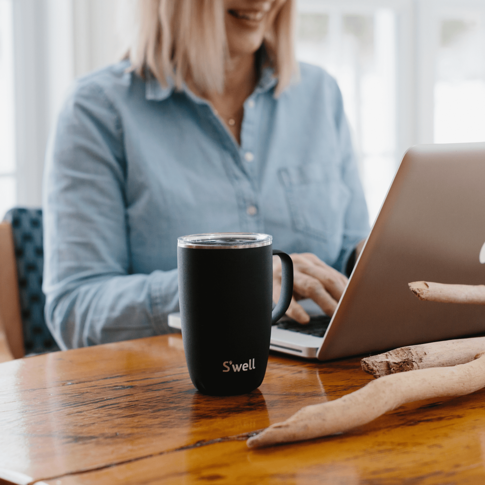mug-16oz-j6 Swell-16oz-Mug-Onyx-Lifestyle-1.png