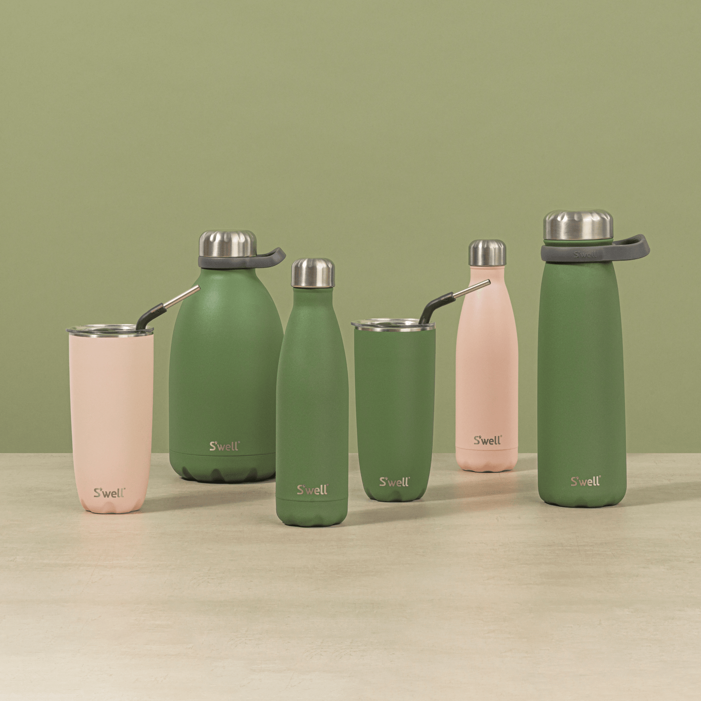 roamer-64oz-p8 Swell-64oz-GreenJasper-Roamer-Lifestyle.png