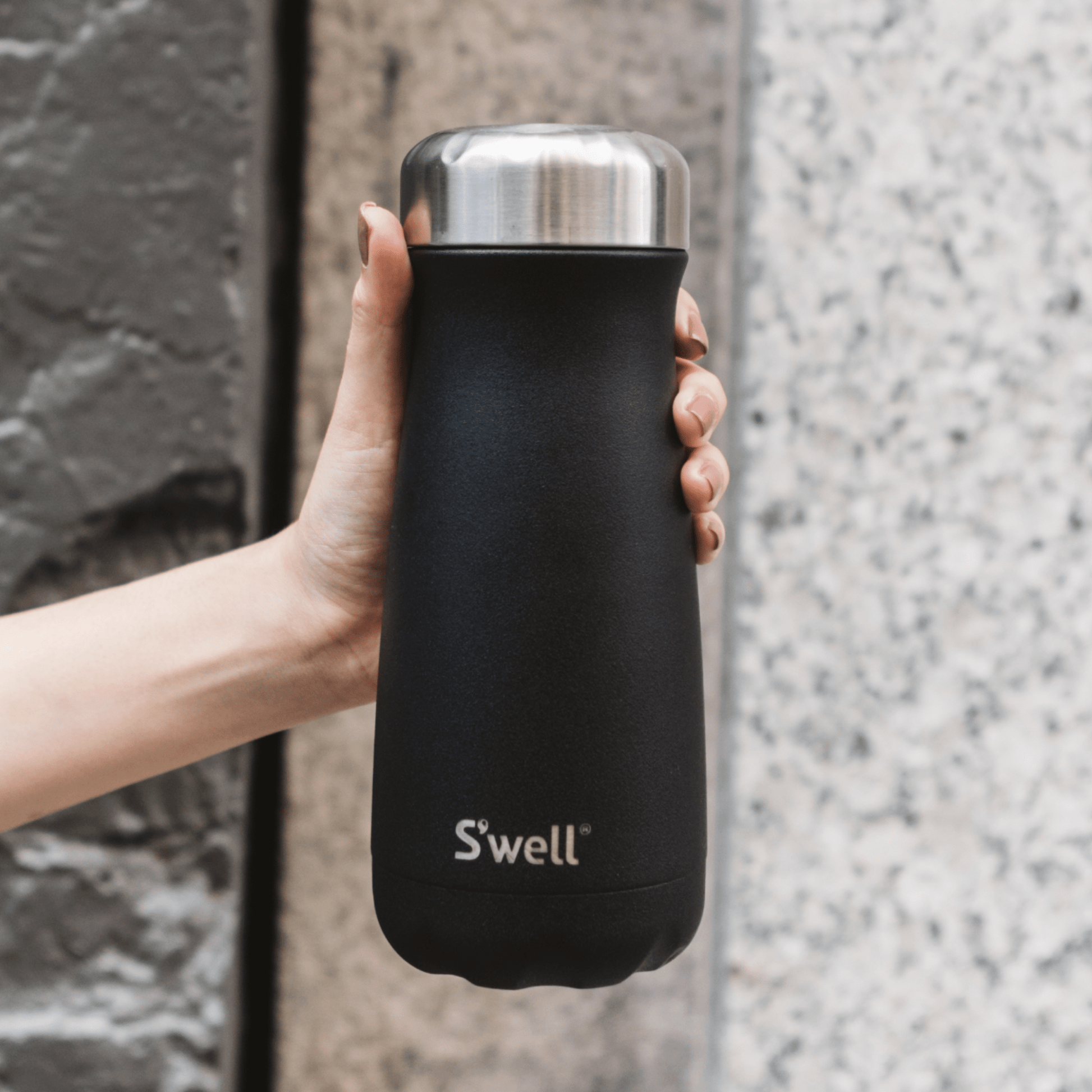 traveler-16oz-n5 Swell-Water-Bottle-Traveler-16oz-Black-Onyx-Lifestyle-1.png